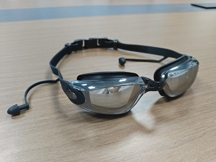 Swim goggles with UV protection and anti-fog Bowlift