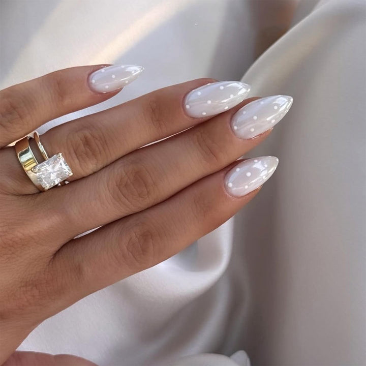 Artificial nail art with playful dots and bows Bowlift