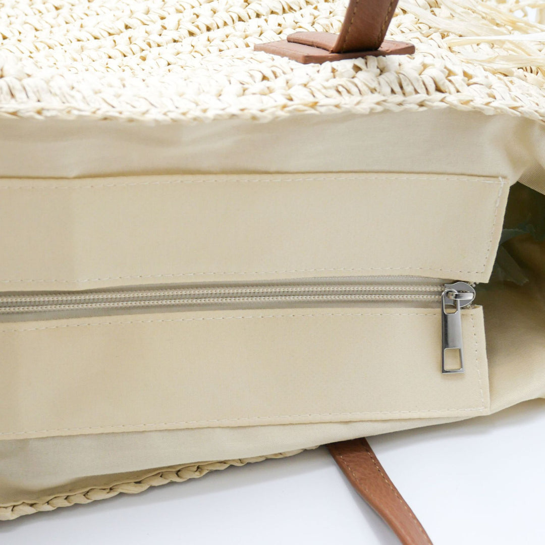 Beach bag made of handwoven straw with fringes Bowlift