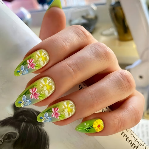 Artificial nail with cheerful floral design Bowlift