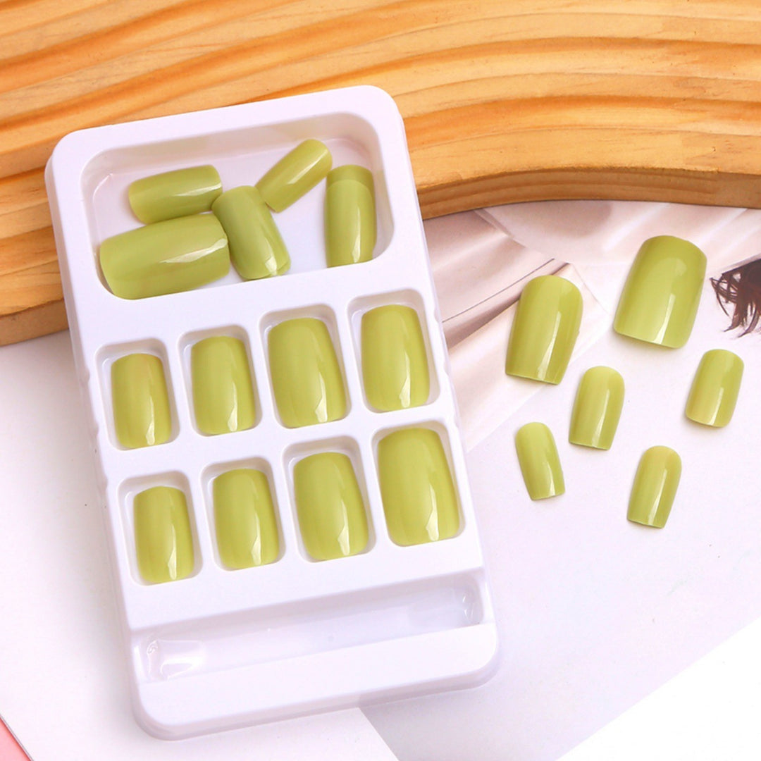 Glossy Press-On Nail Set with Almond Shape Bowlift