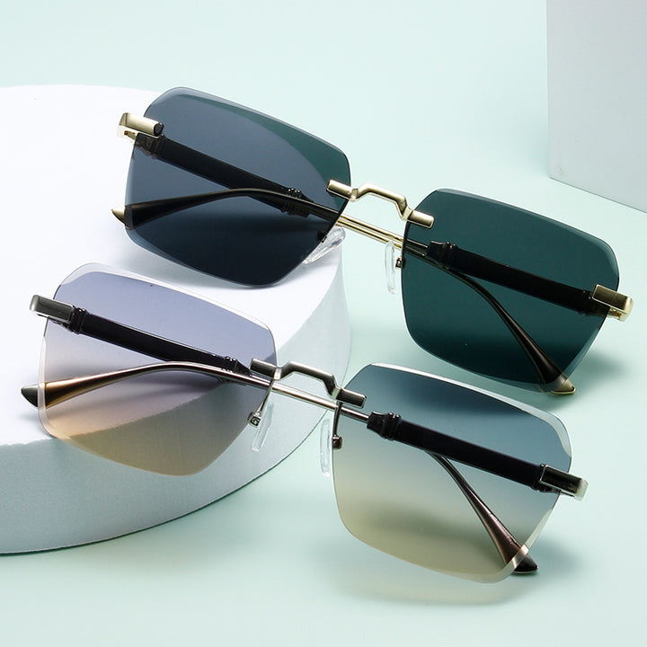 Women's fashion sunglasses with square frame and luxurious accents Bowlift