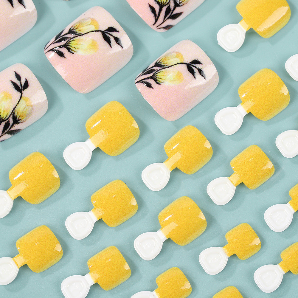Artificial nails in floral design with accessories Bowlift