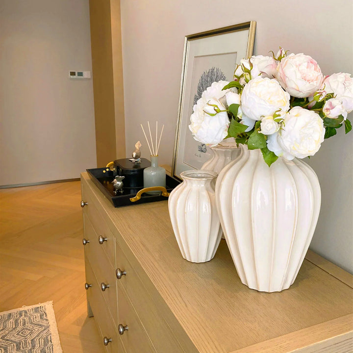 Elegant ceramic vase with ribbed structure Bowlift