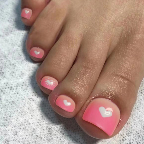 Artful toenail design with heart motifs Bowlift