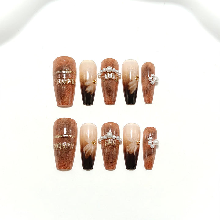 Artificial nails with elegant pearl and gold accents Bowlift