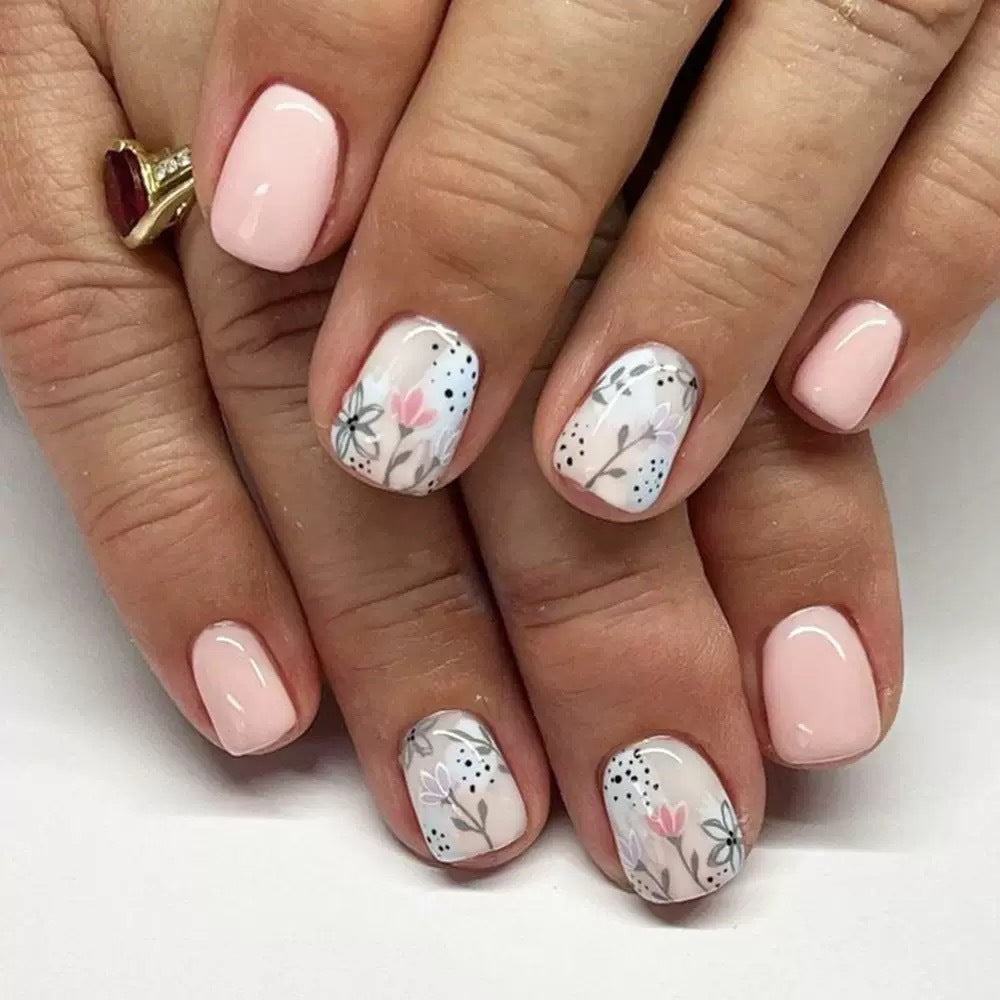 Artificial nail set with floral designs and elegant finish Bowlift