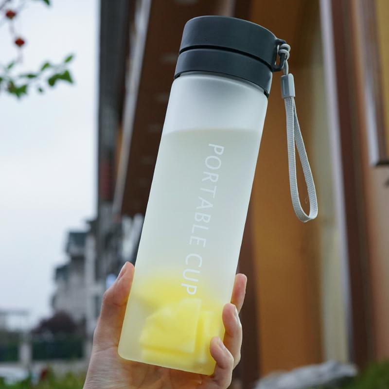 Women's water bottle with innovative lid Bowlift
