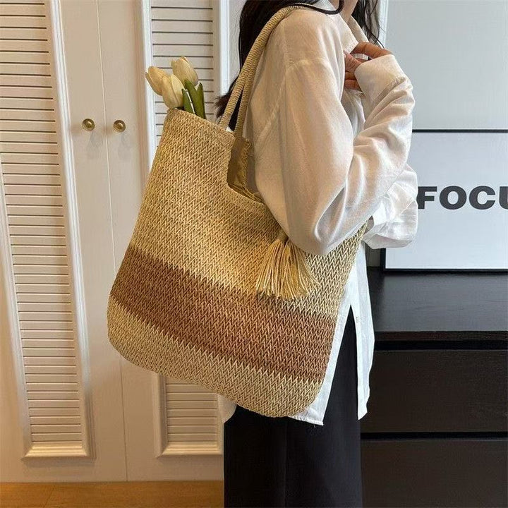 Handbag made of braided natural material with tassel details Bowlift