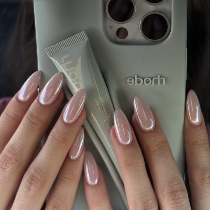 High-gloss stiletto nails Bowlift