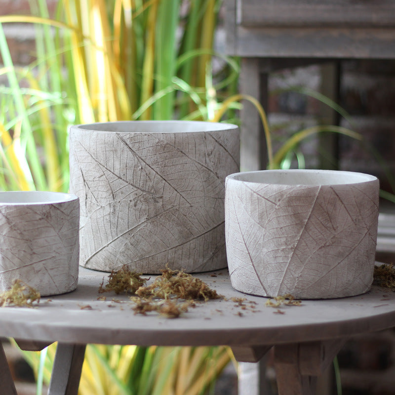 Decorative plant container made of handmade ceramic with leaf pattern Bowlift