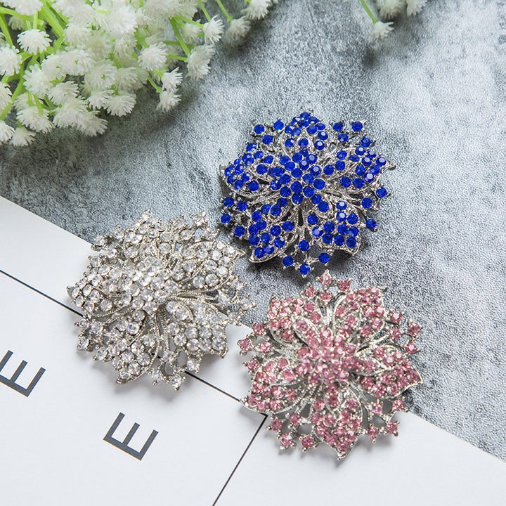 Glamorous brooch with crystals Bowlift