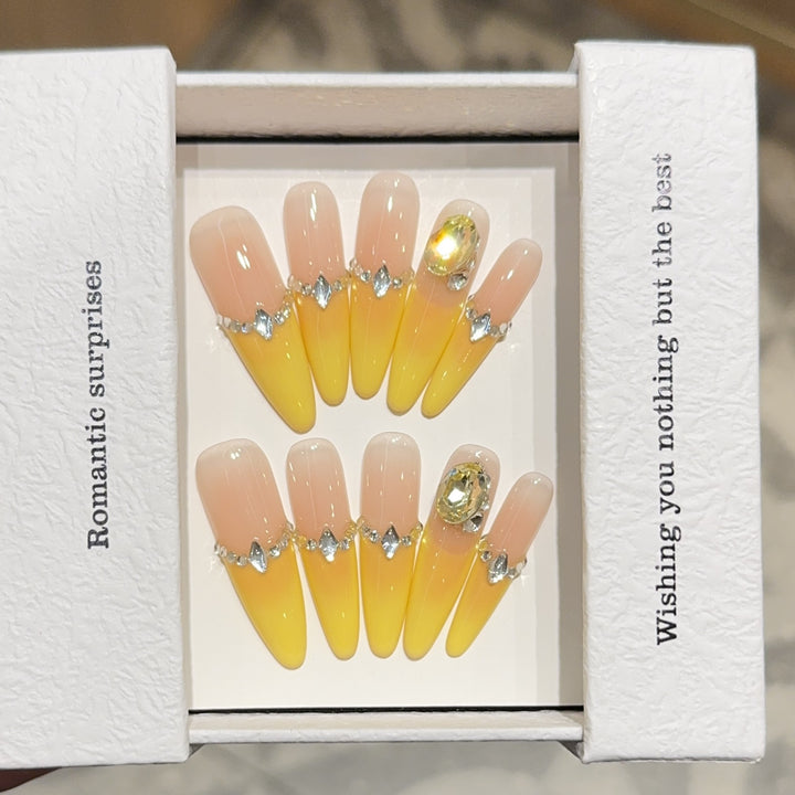 Artificial nails with luxurious glitter and gradient color Bowlift