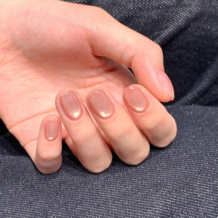 Shiny artificial nails with natural effect Bowlift