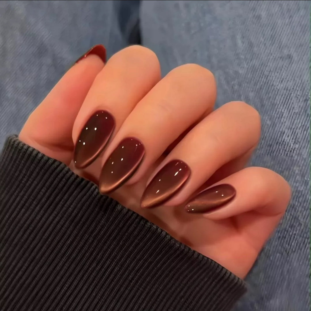Nail set with an elegant ombre effect and shimmering accents Bowlift