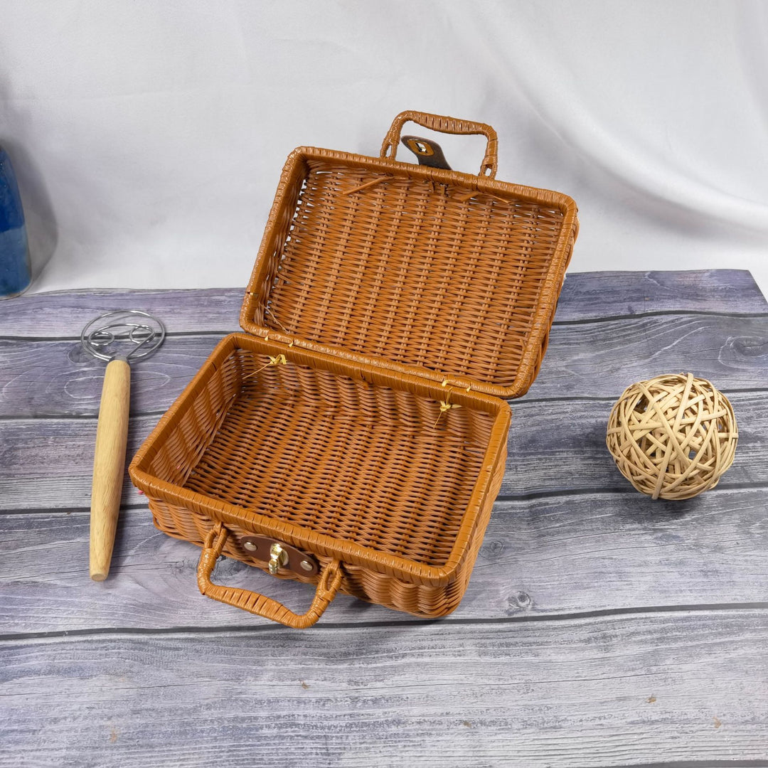 Women elegant handbag made of woven material Bowlift