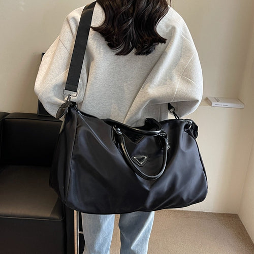 Practical sports and travel bag with versatile compartments Bowlift