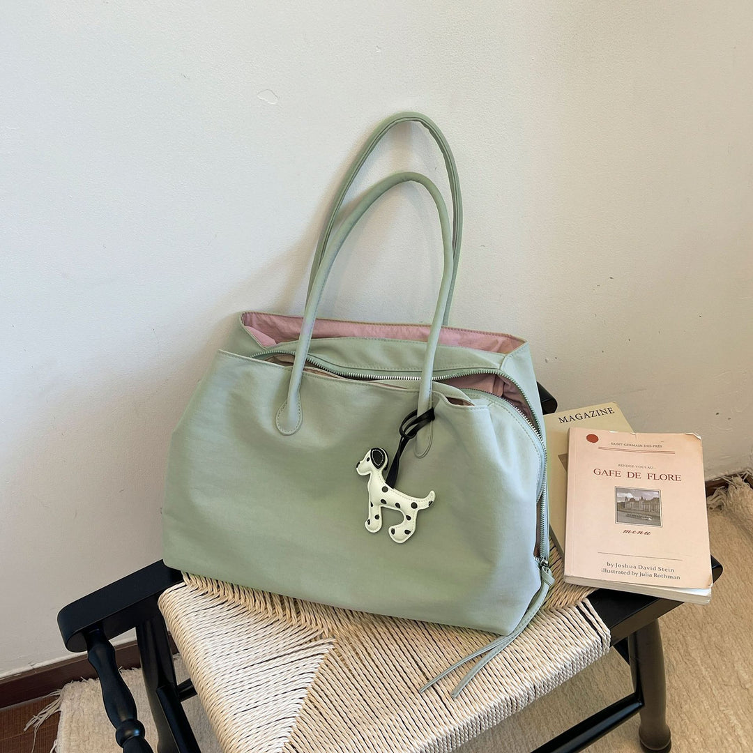 Elegant Handbag with Practical Interior Bowlift