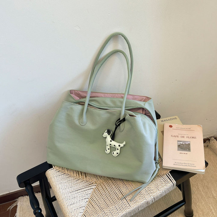 Elegant Handbag with Practical Interior Bowlift