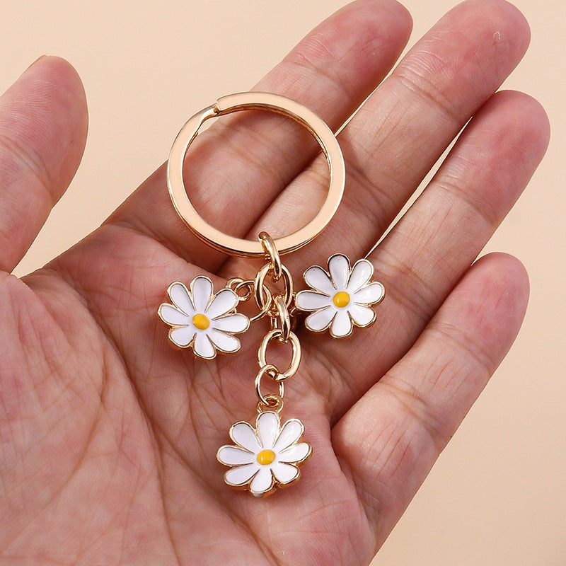 Keychain with Three Playful Daisies Bowlift