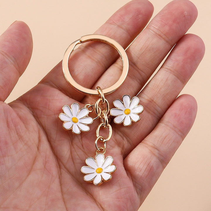 Keychain with Three Playful Daisies Bowlift