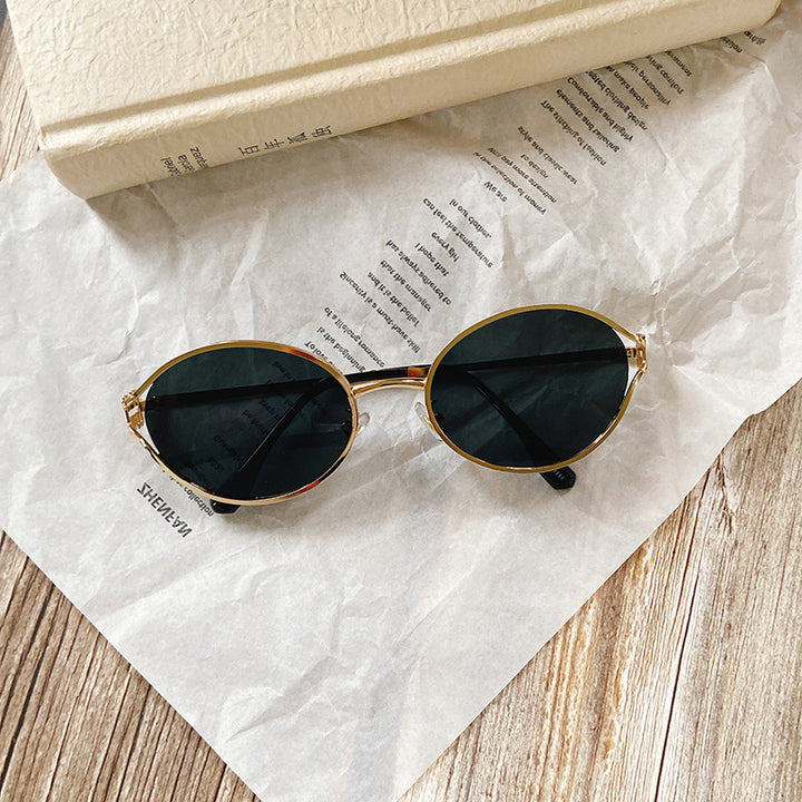 Round Sunglasses with Golden Accents Bowlift