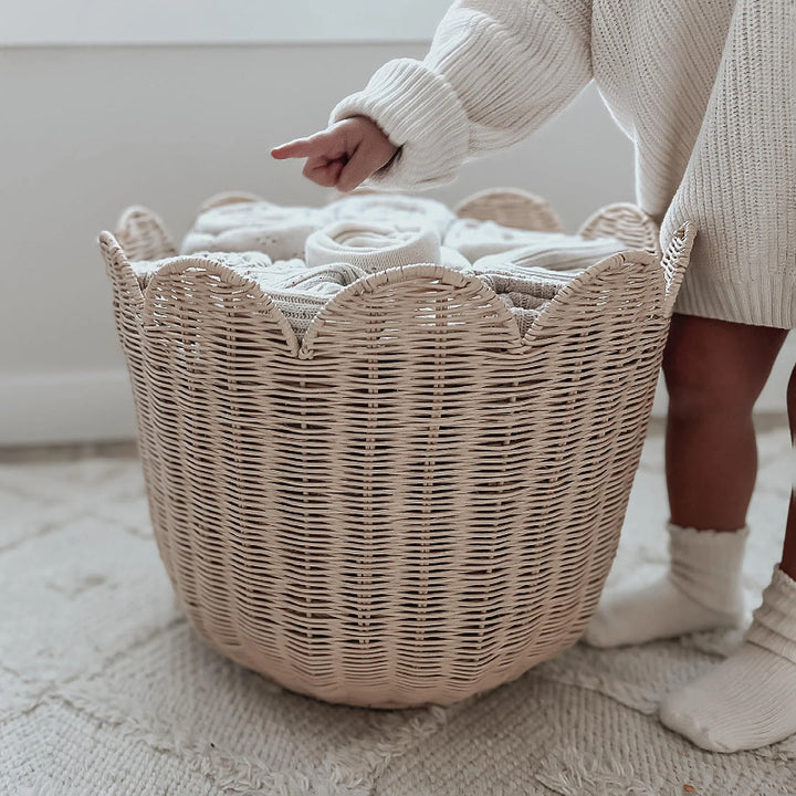 Decorative basket with wavy edge Bowlift
