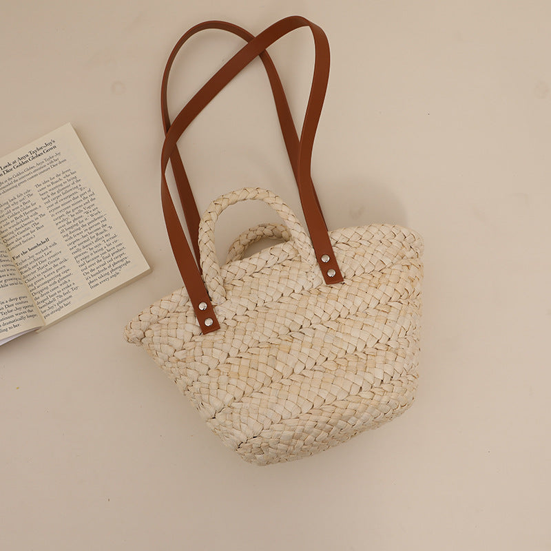 Handcrafted straw bag with sturdy leather handles Bowlift