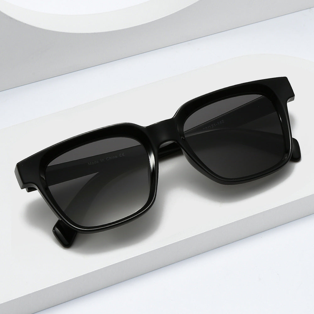 Women's elegant square sunglasses with UV protection and sturdy frame Bowlift