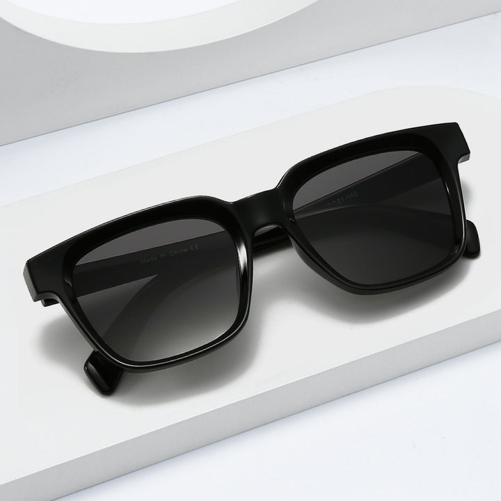Women's elegant square sunglasses with UV protection and sturdy frame Bowlift