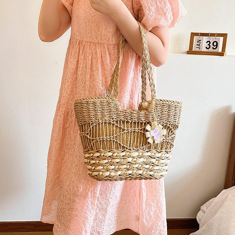 Handcrafted wicker basket Bowlift
