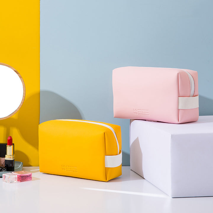 Women’s Cosmetic Pouch with Practical Zipper Bowlift
