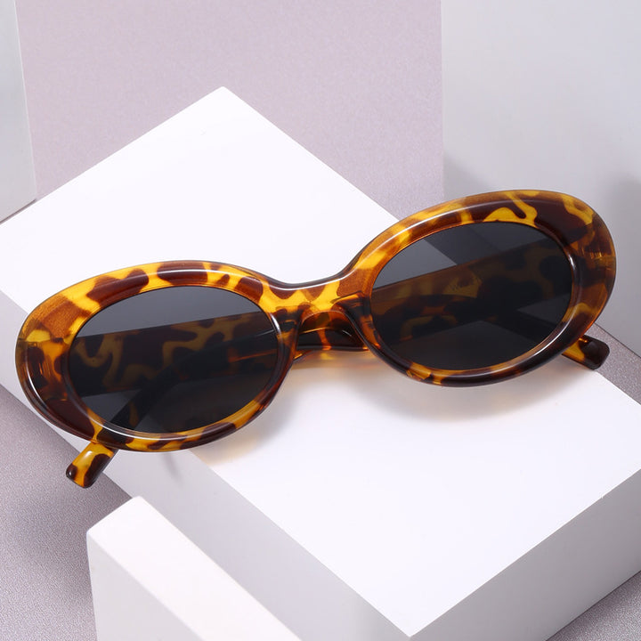 Ladies stylish sunglasses in extravagant leopard pattern Bowlift
