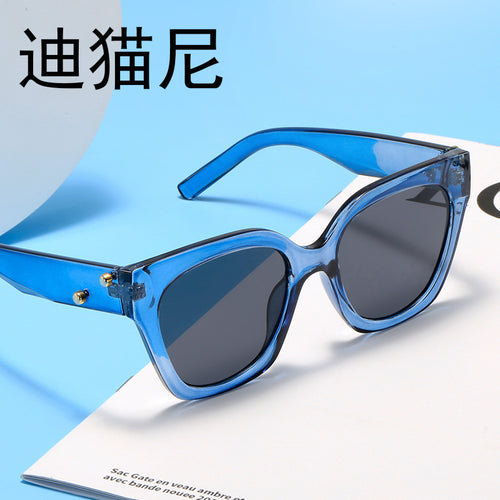 Women extravagantly designed sunglasses Bowlift