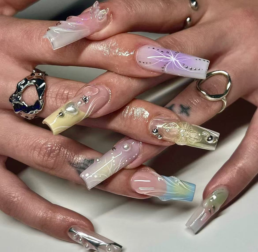 Artificial nail set with elegant floral and sparkling accents Bowlift