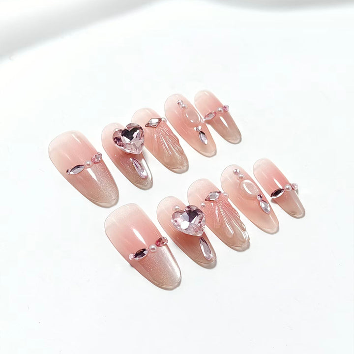 Artificial nails with sparkling heart and rhinestone accents Bowlift