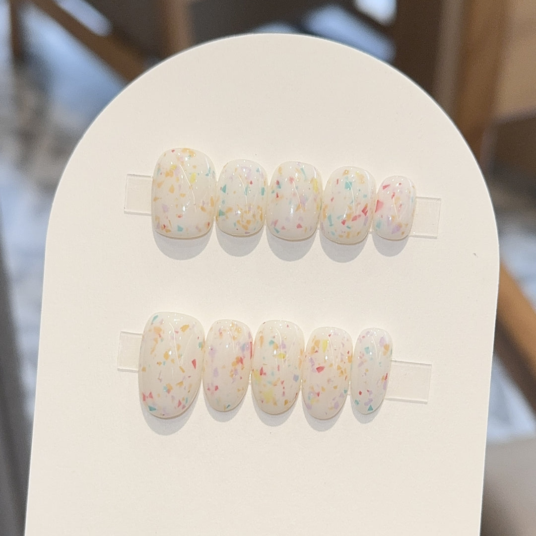Artificial nails with cheerful sparkle design Bowlift