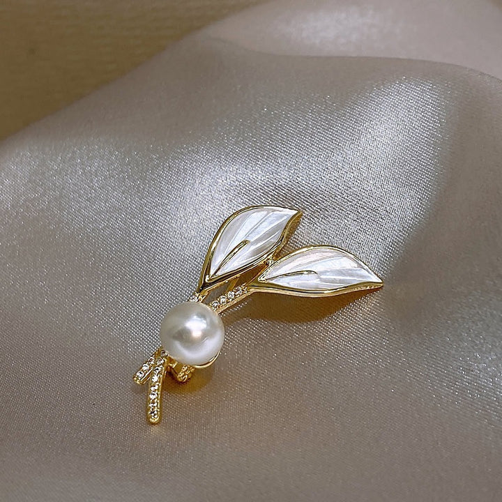 Elegant brooch with pearl and rhinestone details Bowlift