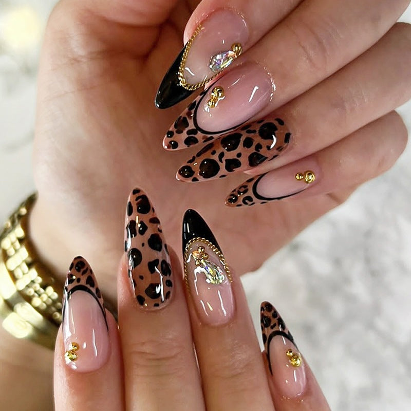 Nail art set with leopard pattern and glitter embellishments Bowlift