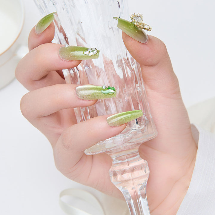 Artificial nails with butterfly accents and glitter details Bowlift