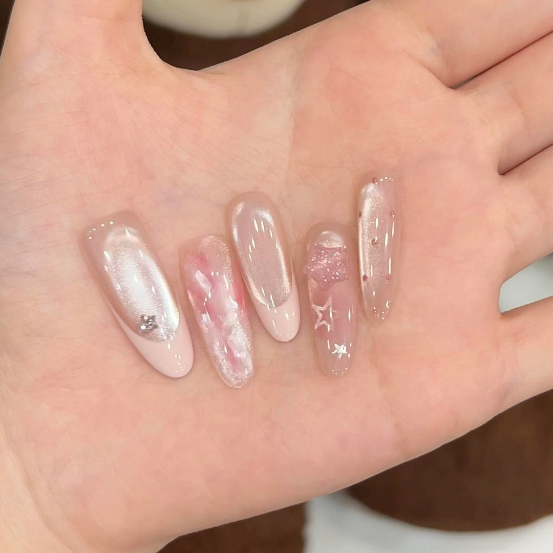 Artificial nails with delicate glitter and star motifs Bowlift