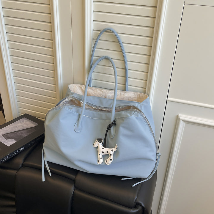 Elegant Handbag with Practical Interior Bowlift