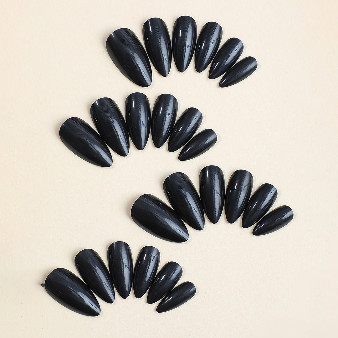 Artificial nail set with stylish, pointed design Bowlift