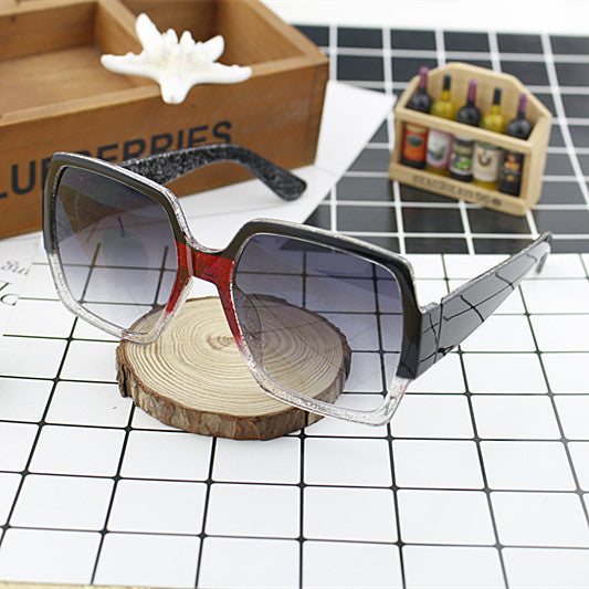 Ladies extravagant square sunglasses with unique design Bowlift