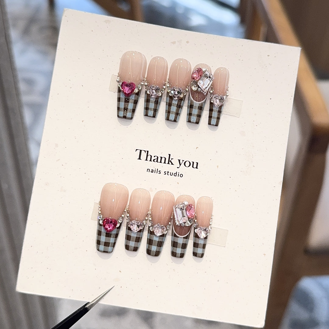 Artificial nails with elegant checkered pattern and jewelry details Bowlift