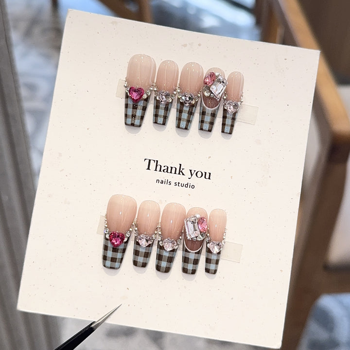 Artificial nails with elegant checkered pattern and jewelry details Bowlift