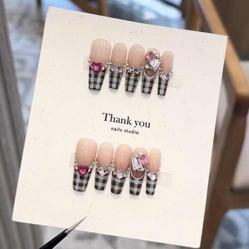Artificial nails with elegant checkered pattern and jewelry details Bowlift