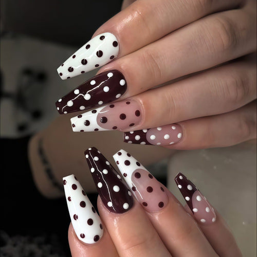 Artificial nails in the popular polka dot design Bowlift