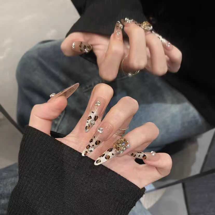 Artificial nails with elegant ombre effect and glitter coating Bowlift