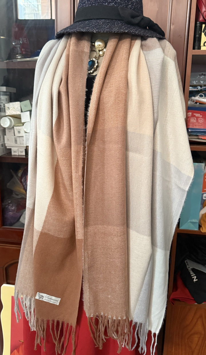 Ladies stylish patterned scarf Bowlift